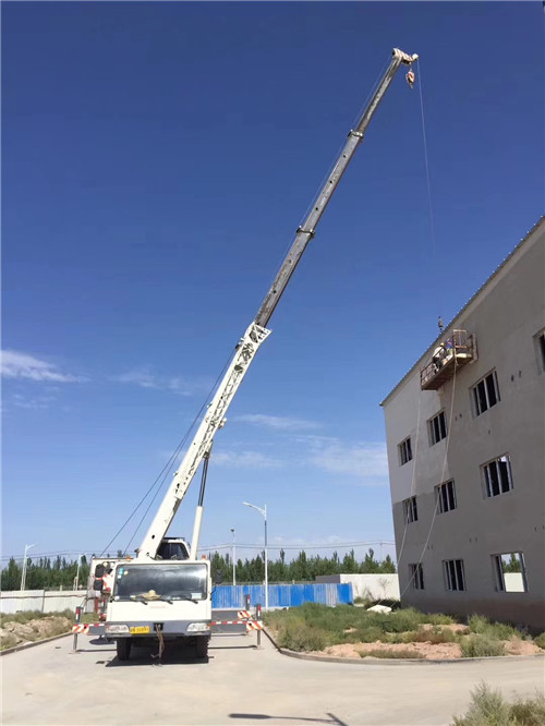 寻乌县“轻装强干”—— 吊车的 “轻量化臂架” 技术